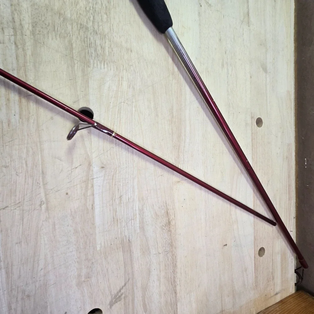 BERKLEY GRAPHITE ( 7 G.C.R.) CHERRYWOOD 2 PIECE FISHING ROD CRC30- 6' 6